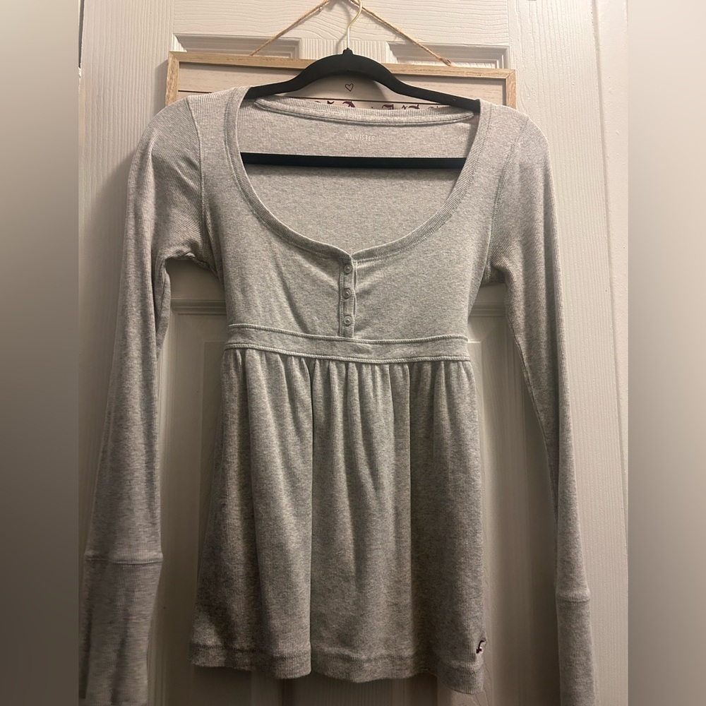 Hollister Light Gray Scoop Neck Empire Waist Long-Sleeve Top
